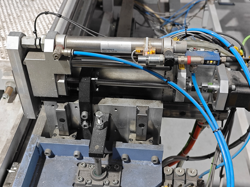 Vervuilde beslagtafel met zwarte aanslag op de borstels in ramenfabriek