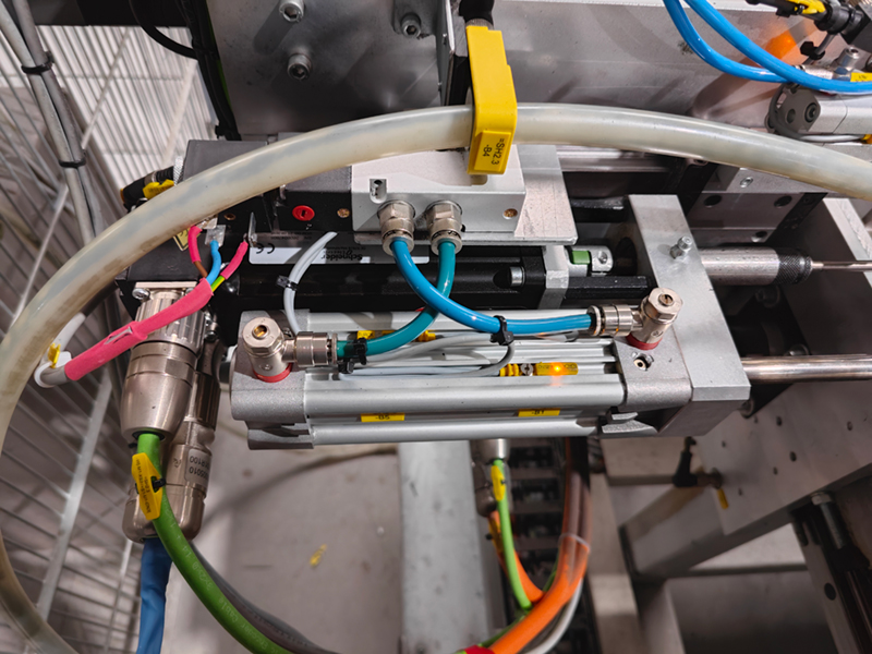 Volledig gereinigde witte beslagtafel met schone borstels na droogijsstralen