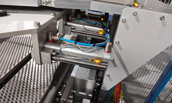 Verschil voor en na droogijsstralen op een industriële assemblagelijn