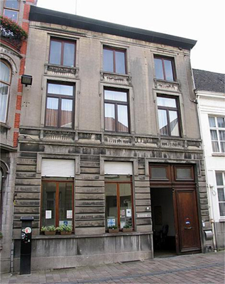 Contrastverschil op de muur tijdens het laserreinigingsproces: links vuil, rechts schoon